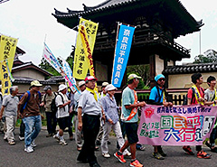 般若寺の国宝・楼門前を行く国民平和行進(6月26日)